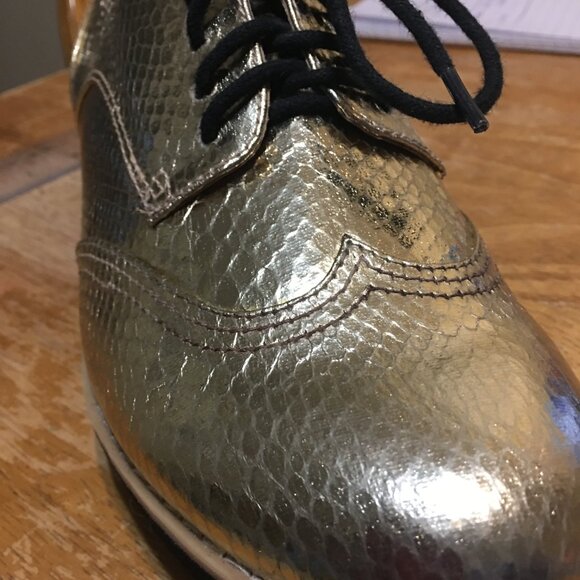 NWOT Brash Woman Wingtip Gold Loafers 9.5 Platform heel 2" Shiny - Picture 7 of 10